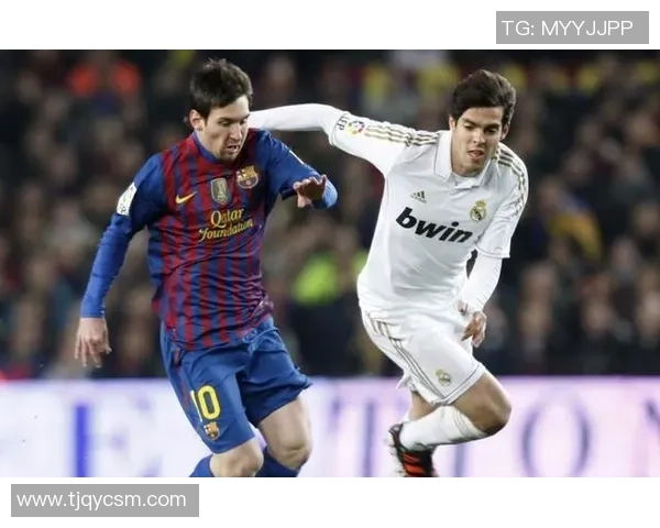 足球明星风采：从梅西到C罗的辉煌历程与足球文化的全球影响